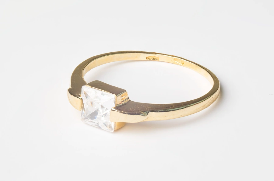 Zásnubný zlatý prsteň so zirkónom F001