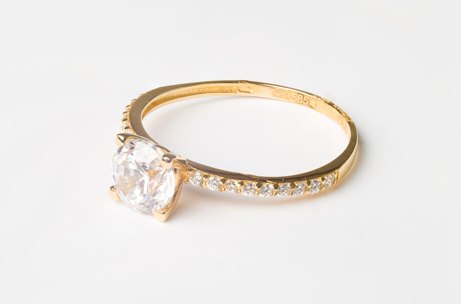 Zlatý elegantný prsteň F004