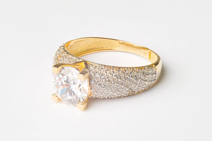 Zlatý prsteň zdobený bielymi trblietavými zirkónmi F005