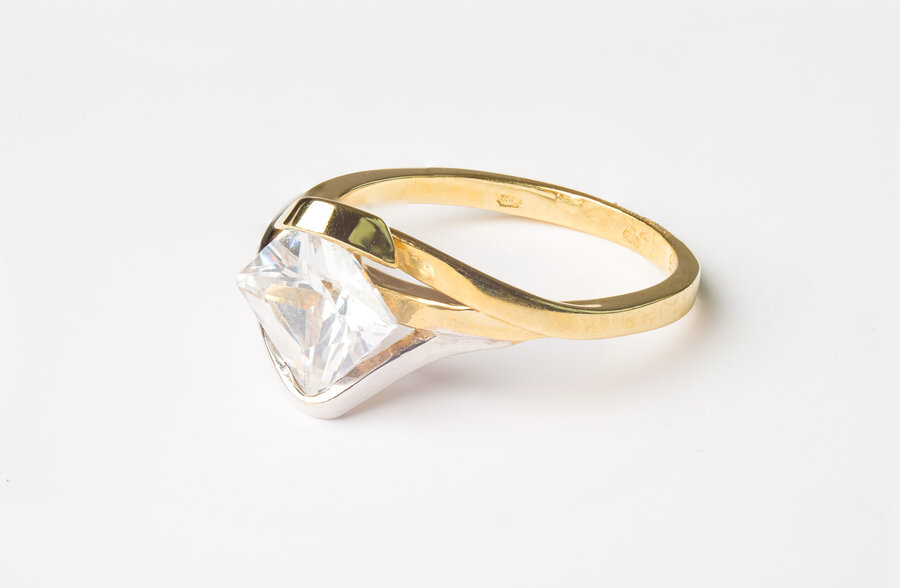 Zlatý kombinovaný prsteň štvorcového tvaru F006