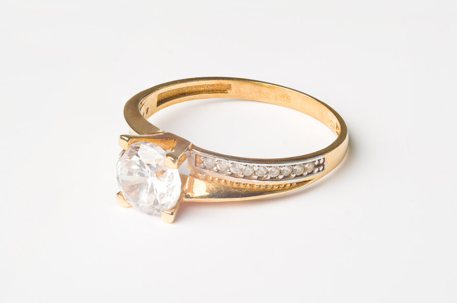Zlatý prsteň s bielym okrúhlym zirkónom F007