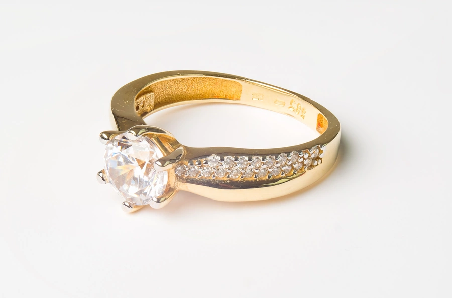 Zlatý prsteň s množstvom žiariacich čírych zirkónikov  F003