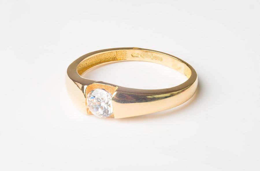 Zlatý prsteň s jedným výrazným bielym zirkónom F009