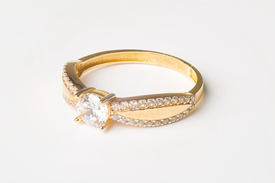 Zlatý prsteň s  F012