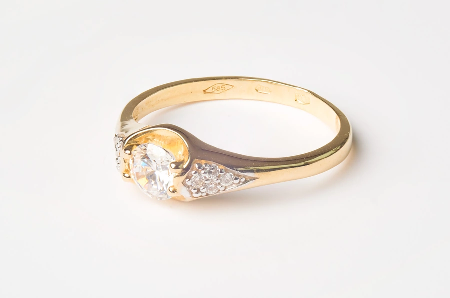 Zlatý prsteň  zdobí biely trblietavý zirkón F013