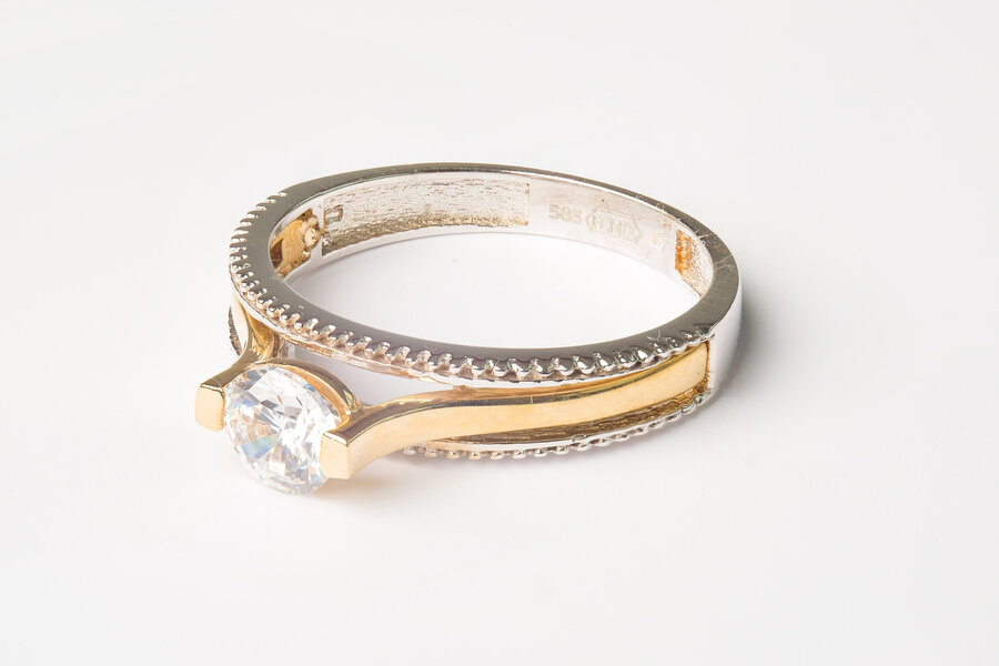 Zlatý prsteň kombinovaný biele a žlté zlato F014