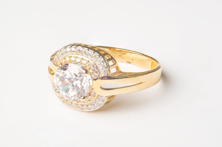 Zlatý prsteň zdobený zirkónmi F015