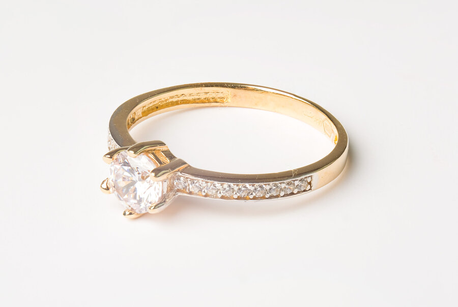 Zlatý prsteň F016