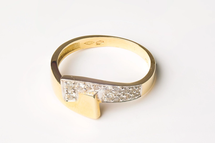 Zlatý prsteň s množstvom žiariacich čírych zirkónikov   F018