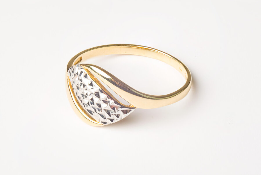 Zlatý prsteň zdobený s gravírom na bielom zlate F022