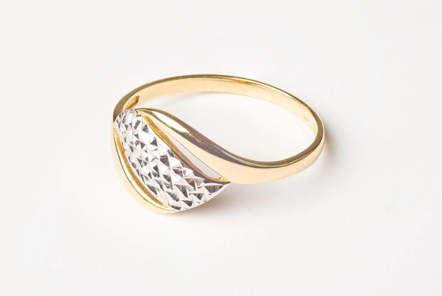 Zlatý prsteň zdobený s gravírom na bielom zlate F022