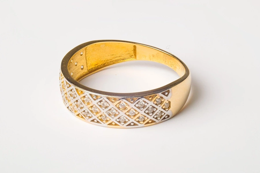 Neprehliadnuteľný zlatý trojfarebný prsteň s matovaním F041