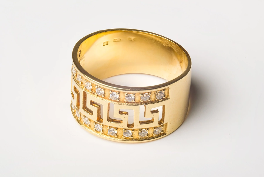 Neprehliadnuteľný zlatý prsteň s gréckym vzorom Z014