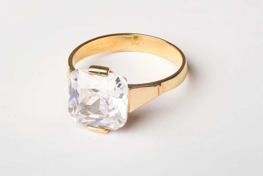 Zlatý prsteň  dekorovaný  žiarivým zirkónom R012