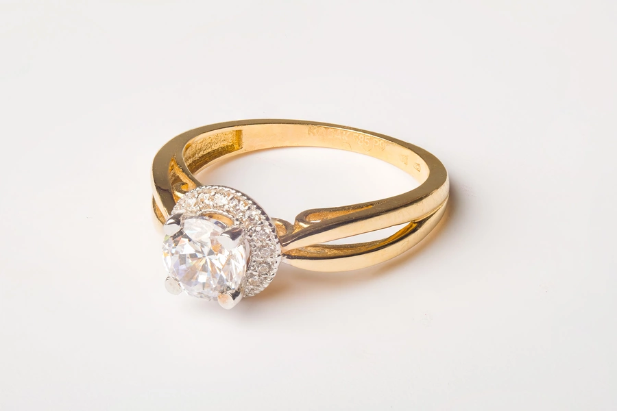 Jedinečný zlatý prsteň so zirkónom R015