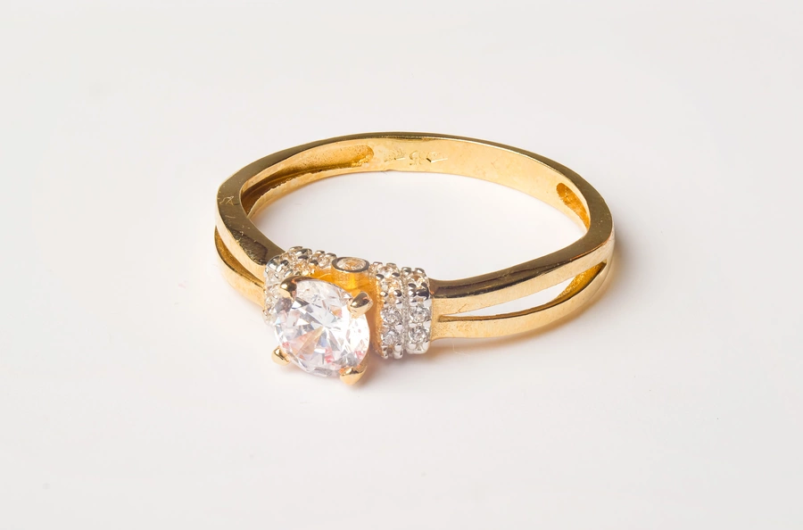 Elegantný zlatý prsteň R022