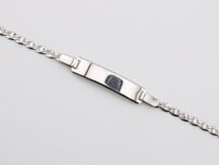 Detský náramok z bieleho zlata s hladkou platničkou, ideálnou na gravírovanie mena alebo dátumu.