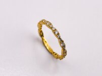 Zlatý prsteň s trblietavými kamienkami