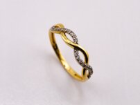 Elegantný zlatý prsteň s prepleteným a trblietavými kamienkami,