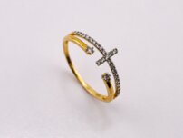 Jemný zlatý prsteň elegantním symbolom kríža