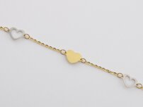 Jemný zlatý náramok so srdiečkovým motívom