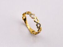 Kombinovaný zlatý prsteň so srdiečkovým vzorom