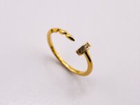 Zlatý nastaviteľný prsteň s jemnou trblietavou ozdobou