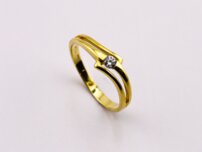Dámsky zlatý prsteň s kamienkom
