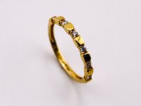 Prsteň z 14-karátového žltého zlata s geometrickým vzorom a zirkónmi