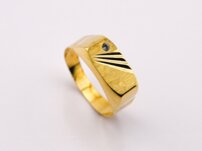 Pánsky zlatý prsteň s moderným gravírovaným vzorom