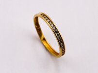 Elegantný prsteň z 14-karátového žltého zlata s radom drobných zirkónov