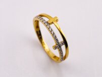 Zlatý prsteň s kamienkami a symbolom kríža