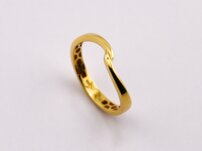 Zlatý prsteň v modernom vlnovom dizajne