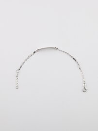 Detský náramok z bieleho zlata s hladkou platničkou, ideálnou na gravírovanie mena alebo dátumu.