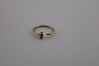 Zlatý nastaviteľný prsteň s jemnou trblietavou ozdobou