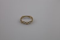 Kombinovaný zlatý prsteň so srdiečkovým vzorom