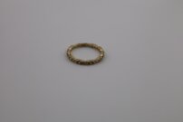 Zlatý prsteň s trblietavými kamienkami