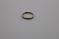 Elegantný prsteň z 14-karátového žltého zlata s radom drobných zirkónov